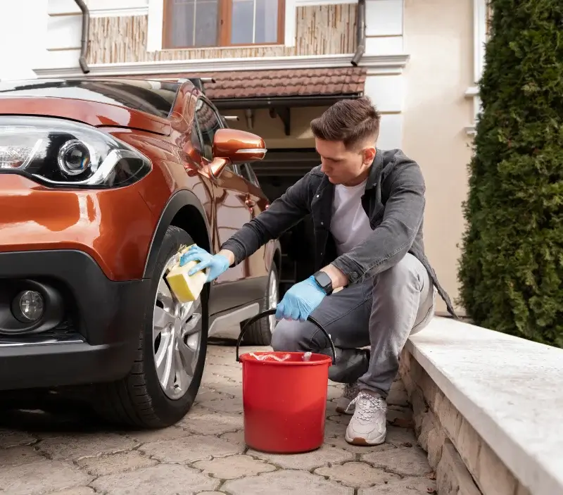 Lavage auto à domicile Chilly-le-Vignoble : professionnel intervenant sur un véhicule